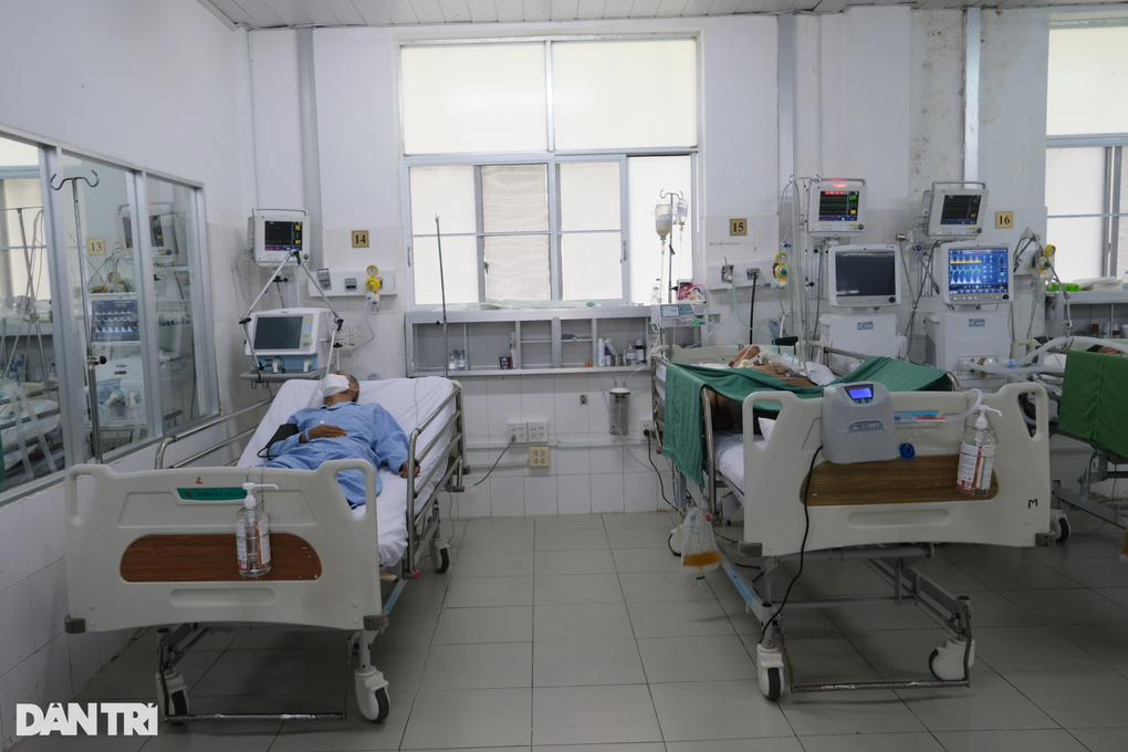 Bệnh nhẹ nằm chờ, bệnh nặng phải chuyển lên tuyến trên vì thiếu máu - 3 Bệnh nhẹ nằm chờ, bệnh nặng phải chuyển lên tuyến trên vì thiếu máu - 3