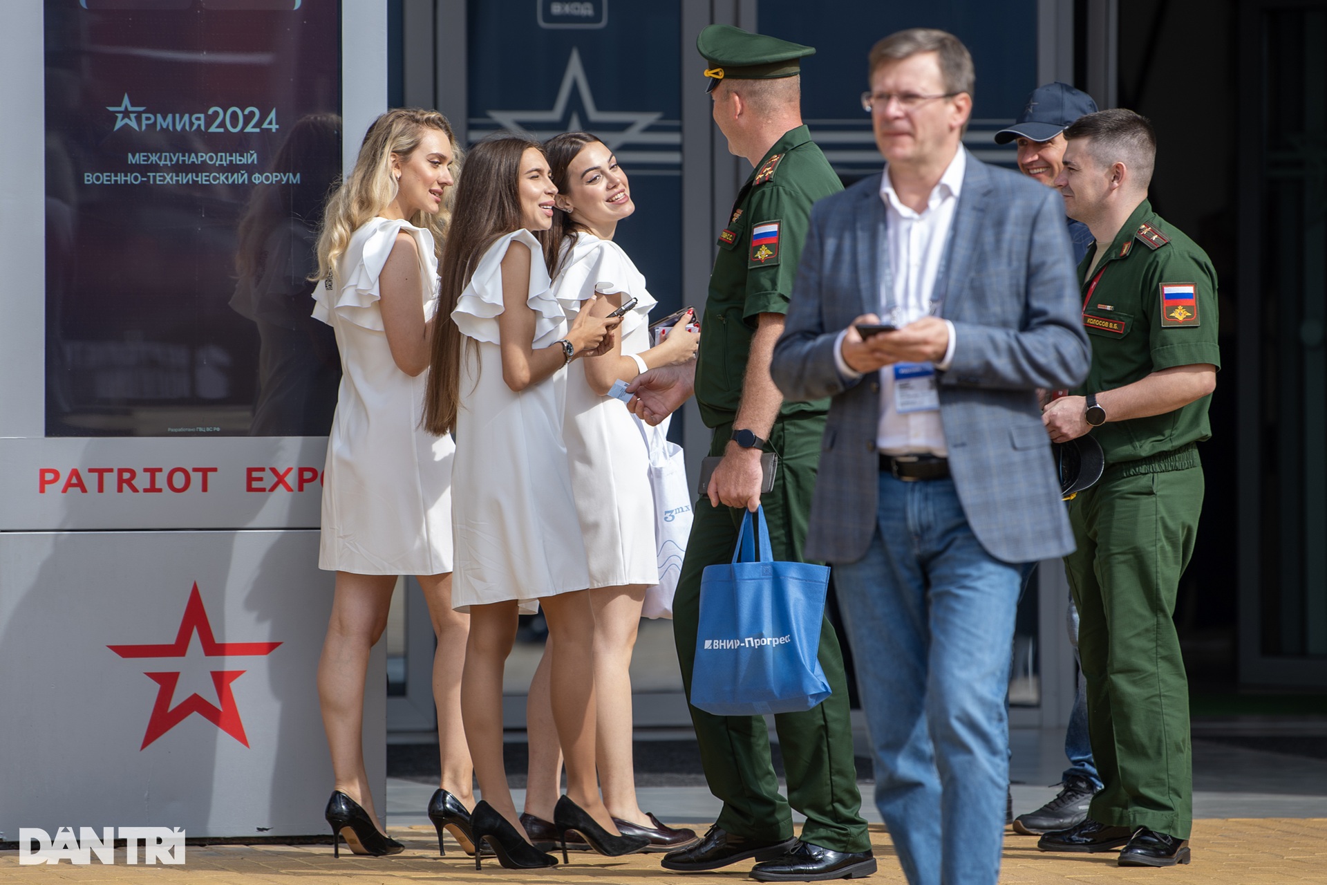 Ngắm những bông hồng Nga xinh đẹp tại Diễn đàn Kỹ thuật quân sự ARMY-2024 - 11 Ngắm những bông hồng Nga xinh đẹp tại Diễn đàn Kỹ thuật quân sự ARMY-2024 - 11
