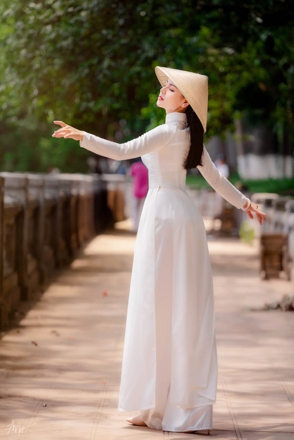 9X trường nghệ thuật khoe nét duyên dáng trong tà áo dài trắng - 5