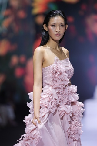 Mẫu Việt Huỳnh Tú Anh được các nhà mốt quốc tế săn đón sau show Chanel - 6