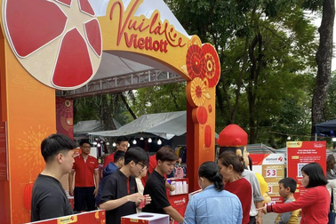 Vé số Vietlott thu hút nhiều người dịp lễ hội đầu năm
