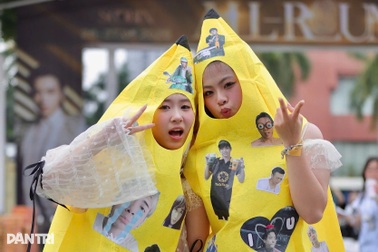 Giới trẻ mặc váy cưới, hóa trang thành… quả chuối tại concert SOOBIN