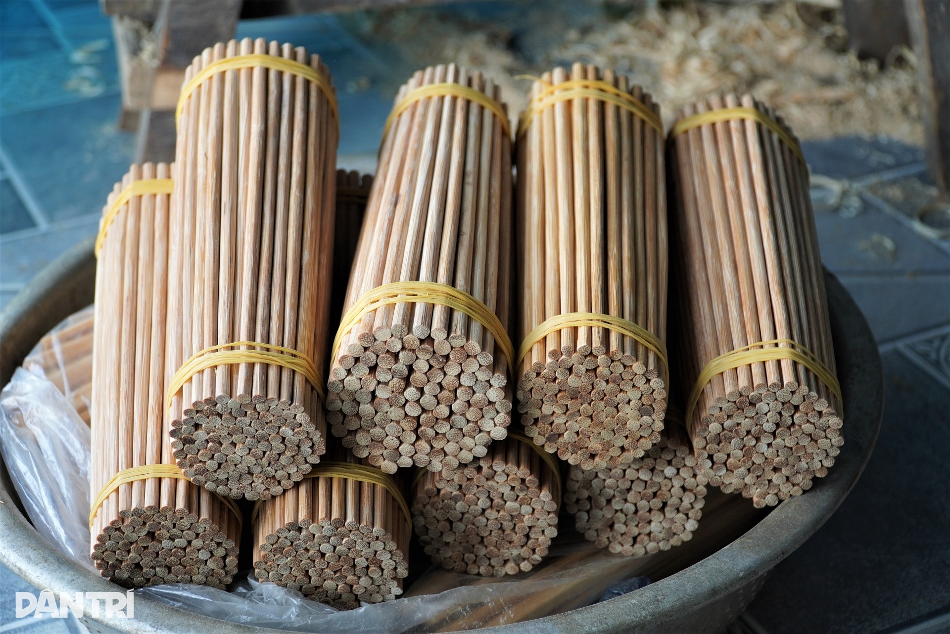 ການຫາເງິນລະຫວ່າງເທດສະການກັບວຽກເຮັດການແຍກແກ່ນໝາກເຜັດ ແລະເຮັດໄມ້ຟັກ - 10 Hái tiền dịp Tết với nghề chẻ cau vót đũa - 10