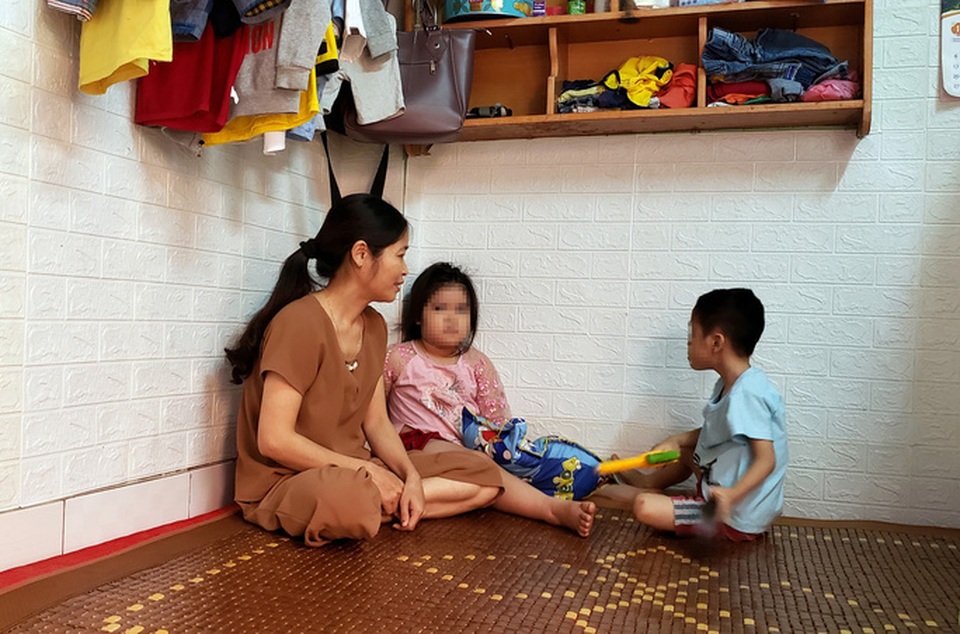 Công nhân xoay xở trông con mùa dịch - 1 Công nhân xoay xở trông con mùa dịch - 1