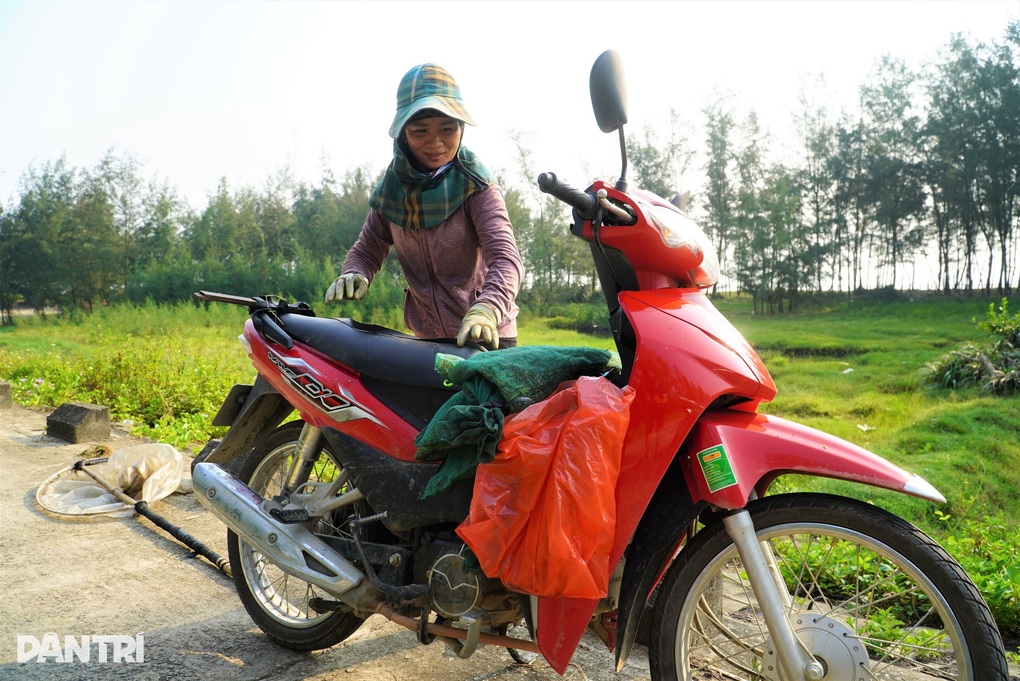 Hai vợ chồng 2 vợt, vượt 150km săn giặc cỏ kiếm tiền triệu - 8 Hai vợ chồng 2 vợt, vượt 150km săn giặc cỏ kiếm tiền triệu - 8