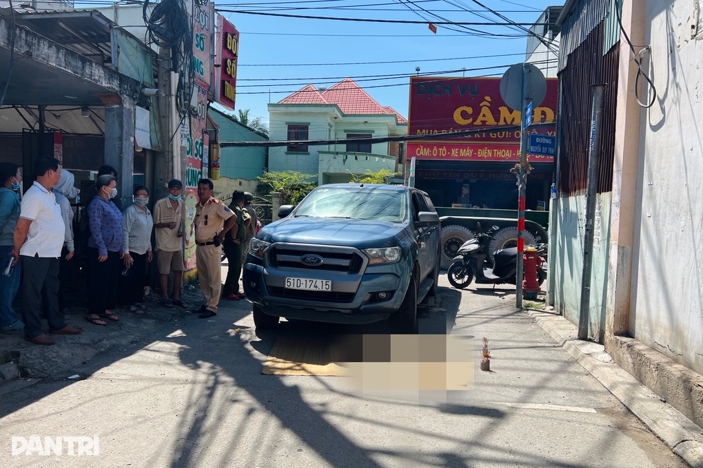 Cụ bà lết trên đường bị ô tô cán tử vong ở TPHCM - 1 Cụ bà lết trên đường bị ô tô cán tử vong ở TPHCM - 1