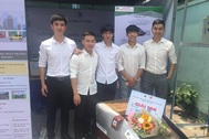 Sinh viên sáng chế máy thu gom rác thải ở biển