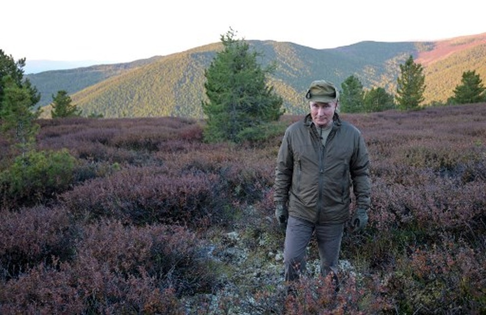 Kremlin đăng ảnh ông Putin băng rừng, lội sông câu cá ở Siberia - 2 Kremlin đăng ảnh ông Putin băng rừng, lội sông câu cá ở Siberia - 2