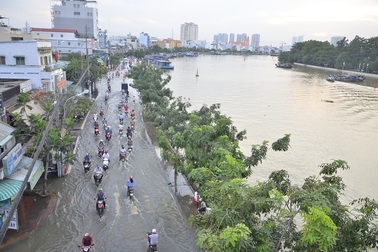 Triều cường tràn bờ gây ngập nhiều khu vực ở TPHCM