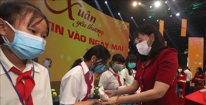 Bà Hồ Thu Ánh, Phó Chủ tịch UBND tỉnh Hậu Giang tặng quà cho các trẻ em tại chương trình.