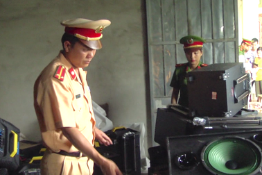 Tịch thu chiếc ô tô chở đối tượng trong đường dây vận chuyển 1 tấn ma túy đá