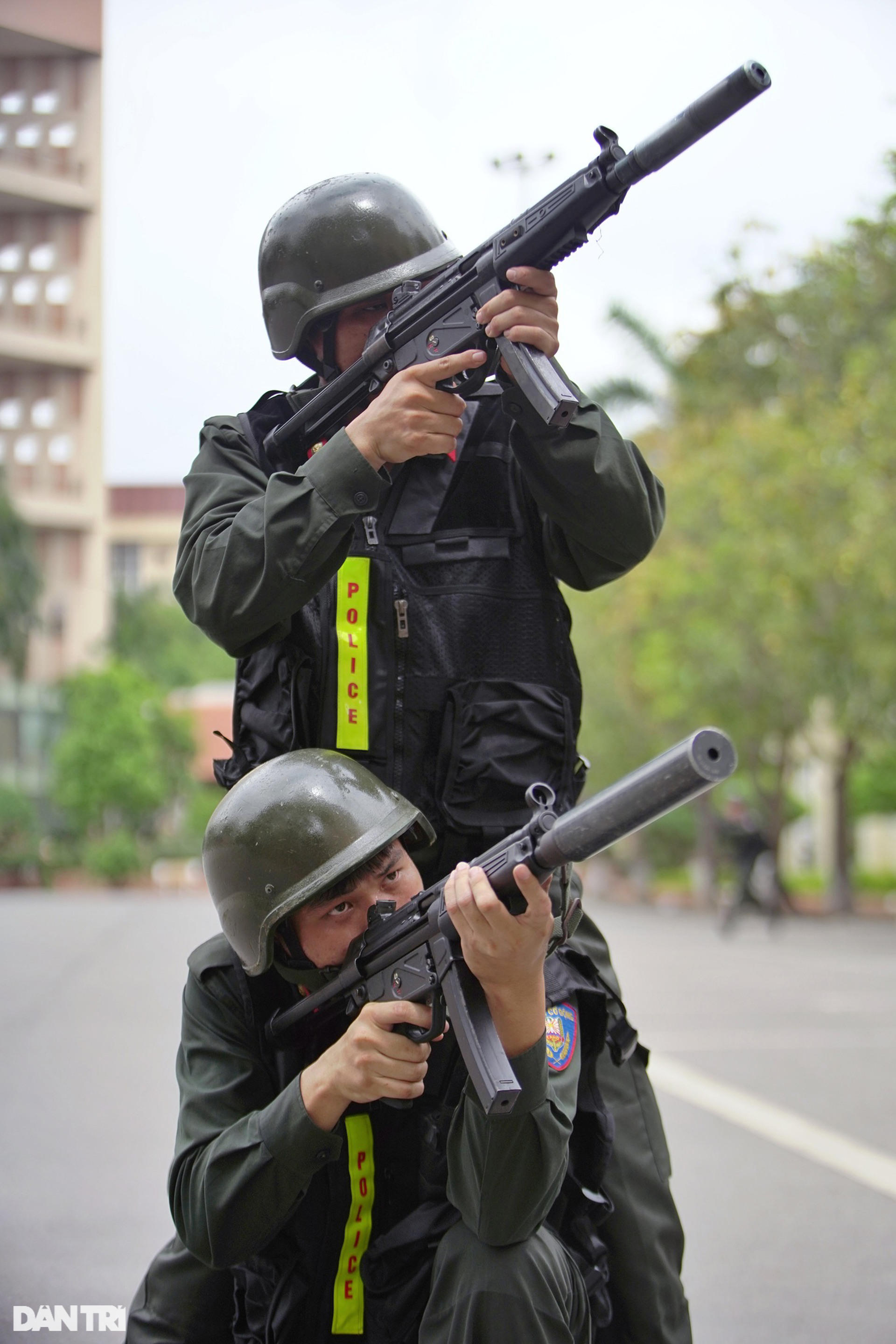 Nữ sinh HV Cảnh sát đánh võ, CSCĐ diễn tập đu dây bắn súng bảo vệ SEA Games - 4 Nữ sinh HV Cảnh sát đánh võ, CSCĐ diễn tập đu dây bắn súng bảo vệ SEA Games - 4