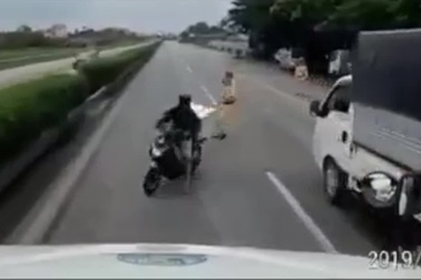 Chạy trốn CSGT, người đi xe máy lao thẳng vào xe công-ten-nơ