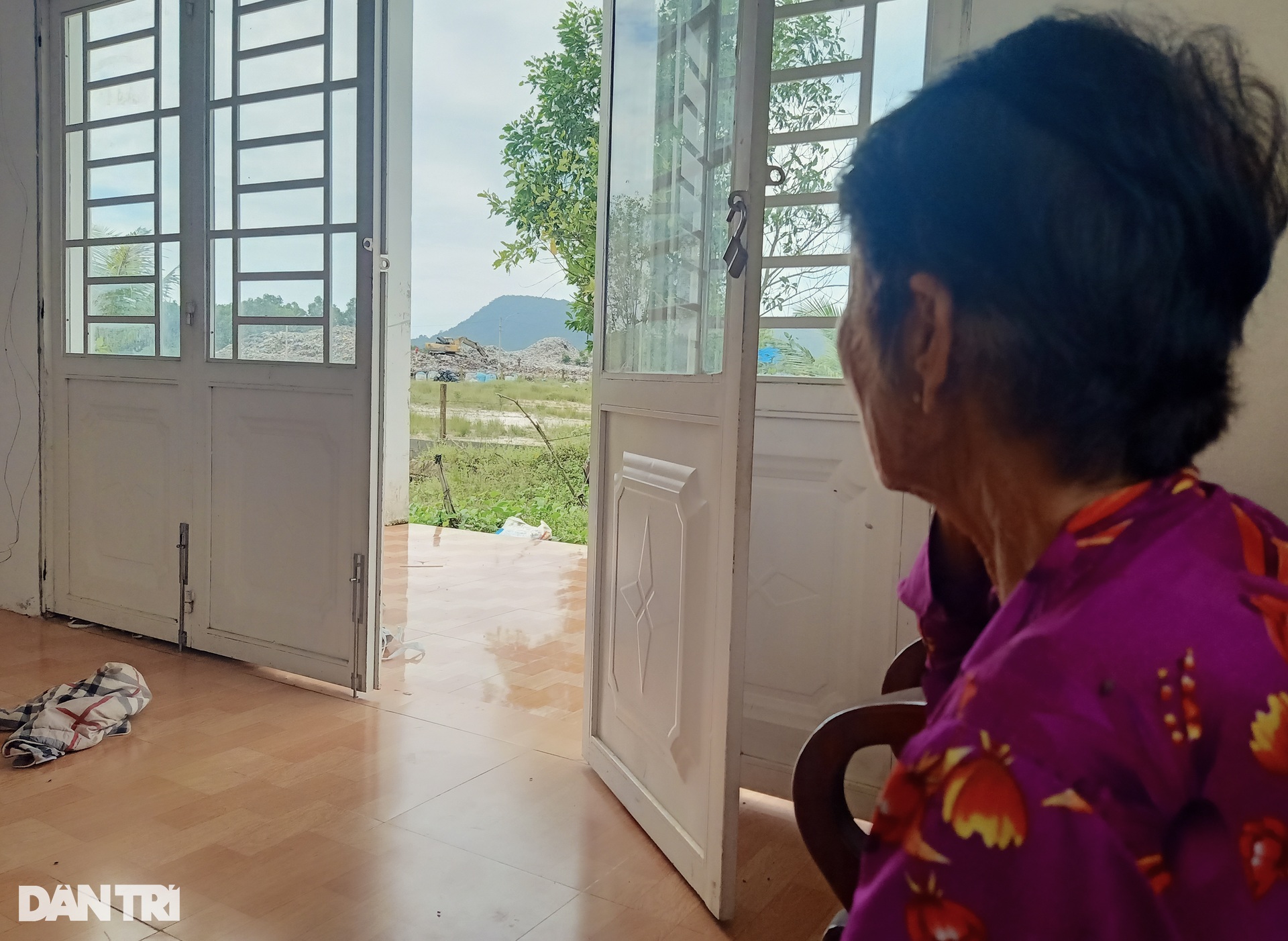 Những bãi rác cao như núi ở miền Tây, trải từ đất liền ra tới biển đảo - 11 Những bãi rác cao như núi ở miền Tây, trải từ đất liền ra tới biển đảo - 11