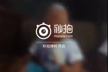 Ánh mắt đầy đe dọa của em bé khi bị mút trộm kem