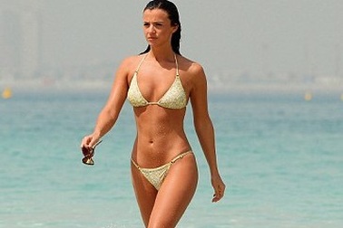 Người đẹp Anh khoe thân hình đồng hồ cát