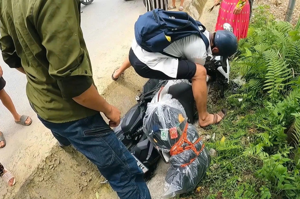 Cô gái Hàn ngã xe ở Tuyên Quang được người dân kéo lên, mời về nhà gội đầu - 2 Cô gái Hàn ngã xe ở Tuyên Quang được người dân kéo lên, mời về nhà gội đầu - 2