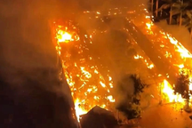 Nhà hàng ăn uống ở Hà Nội cháy ngùn ngụt lúc rạng sáng