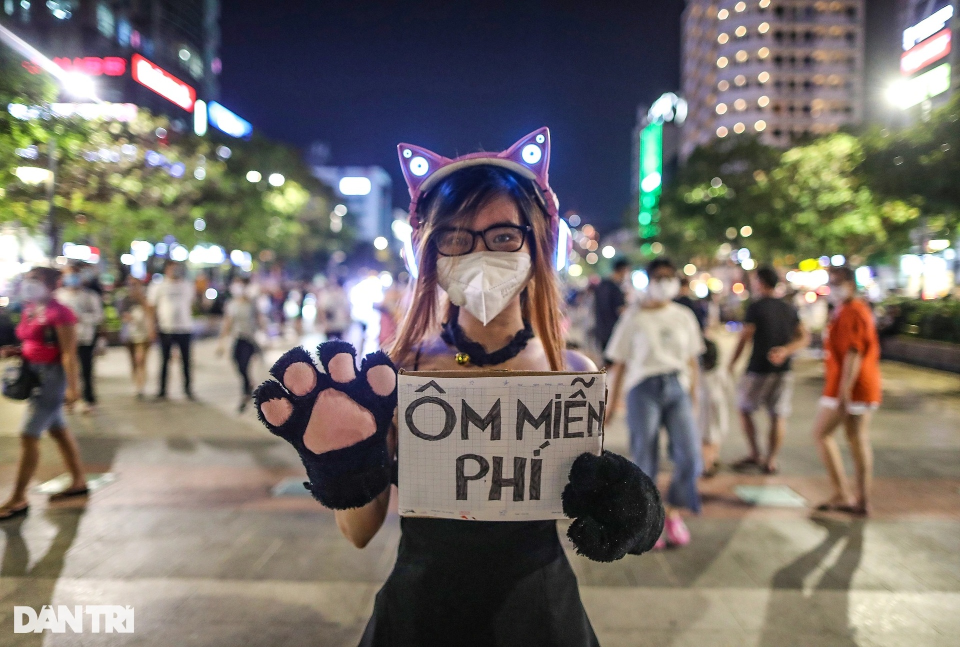 Giới trẻ diện cổ phục triều Nguyễn giữa đêm hóa trang ma quái ở TPHCM - 9 Giới trẻ diện cổ phục triều Nguyễn giữa đêm hóa trang ma quái ở TPHCM - 9