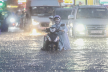 Vì sao TPHCM đón mưa trái mùa liên tục?