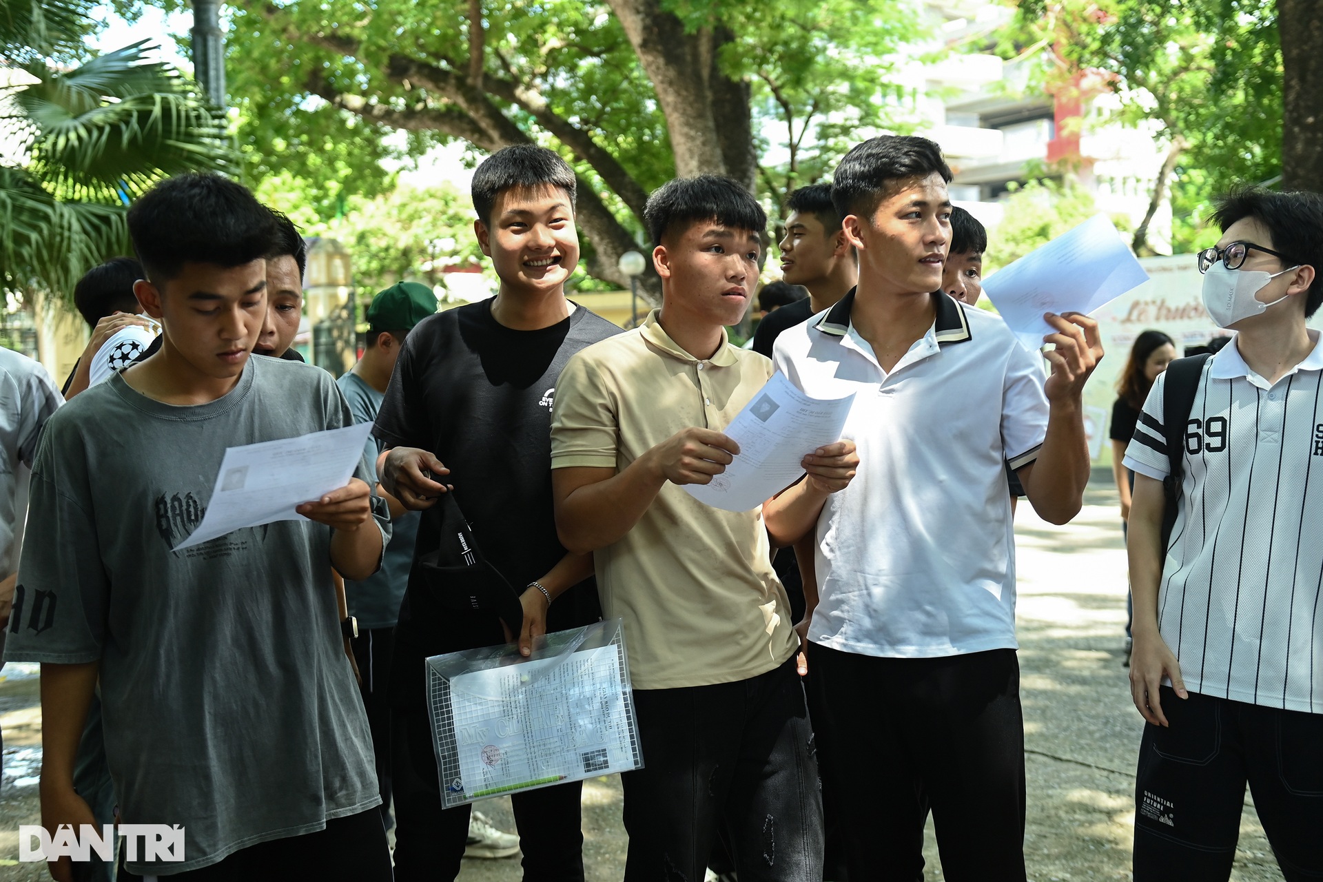 Thi tốt nghiệp THPT 2025: Thí sinh tự do hồi hộp trước chuyến đò cuối - 3 Thi tốt nghiệp THPT 2025: Thí sinh tự do hồi hộp trước chuyến đò cuối - 3