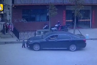 Vừa lái xe vừa nói chuyện điện thoại, tài xế cán xe qua người bé 2 tuổi