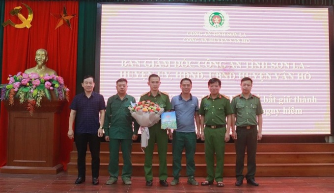 Ban Giám đốc, Huyện ủy Vân Hồ khen thưởng Ban Chuyên án và các lực lượng tham gia bắt giữ thành công đối tượng truy nã đặc biệt nguy hiểm Giàng A Đua.