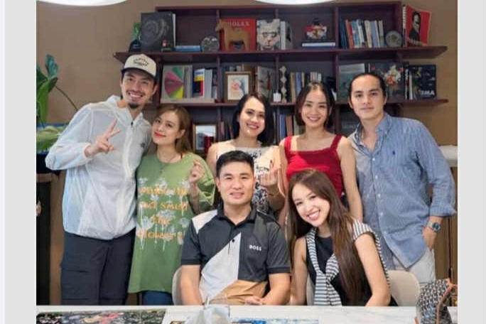 Hoàng Thùy Linh công khai ôm Đen Vâu trong bữa tiệc cùng bạn bè - 1