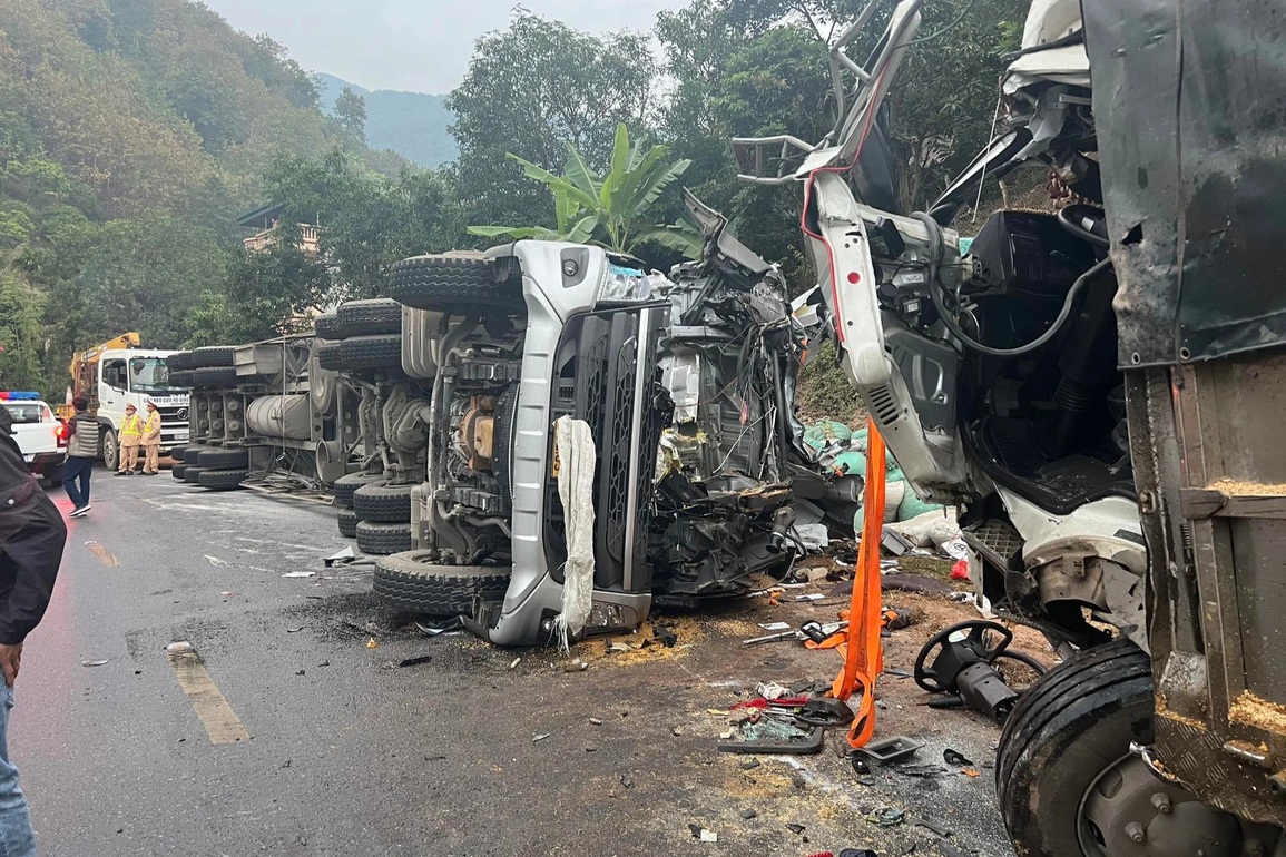 Hai ô tô nát đầu sau cú va chạm mạnh, 4 người thương vong - 1 Hai ô tô nát đầu sau cú va chạm mạnh, 4 người thương vong - 1
