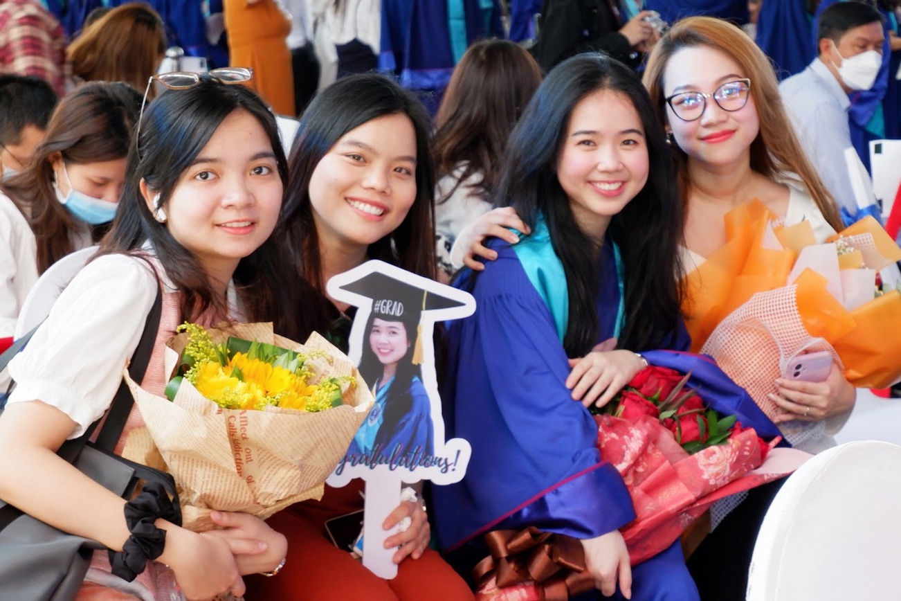 Kettős diplomával végzett lány, sikeresen teljesítette a szigorú amerikai jogi vizsgát - 1 Cô gái tốt nghiệp song bằng, đỗ kỳ thi luật khắc nghiệt của nước Mỹ - 1