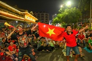 Người hâm mộ ở TPHCM vỡ òa cảm xúc khi đội tuyển Việt Nam chiến thắng