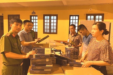 Dùng xe thư báo vận chuyển 40.000 bao thuốc lá lậu