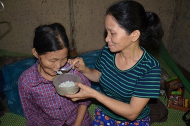 Cảm động cảnh em gái gác thanh xuân chăm chị tật nguyền mơ bát cháo có thịt