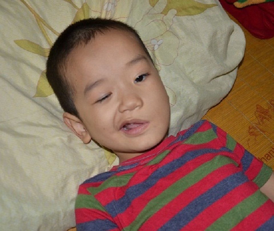 Cậu bé có tuổi thơ gắn liền với bệnh viện được bạn đọc giành lại mạng sống - 1 Cậu bé có tuổi thơ gắn liền với bệnh viện được bạn đọc giành lại mạng sống - 1