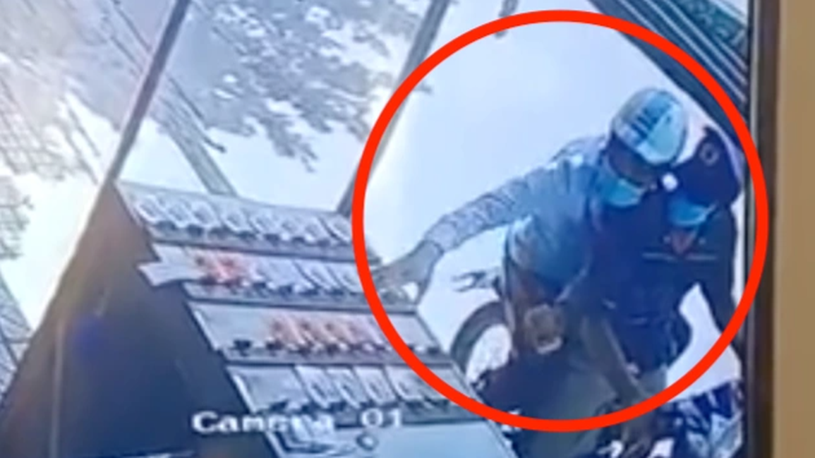 Camera ghi hình 2 thanh niên trộm vé số giữa ban ngày ở TPHCM - 1 Camera ghi hình 2 thanh niên trộm vé số giữa ban ngày ở TPHCM - 1