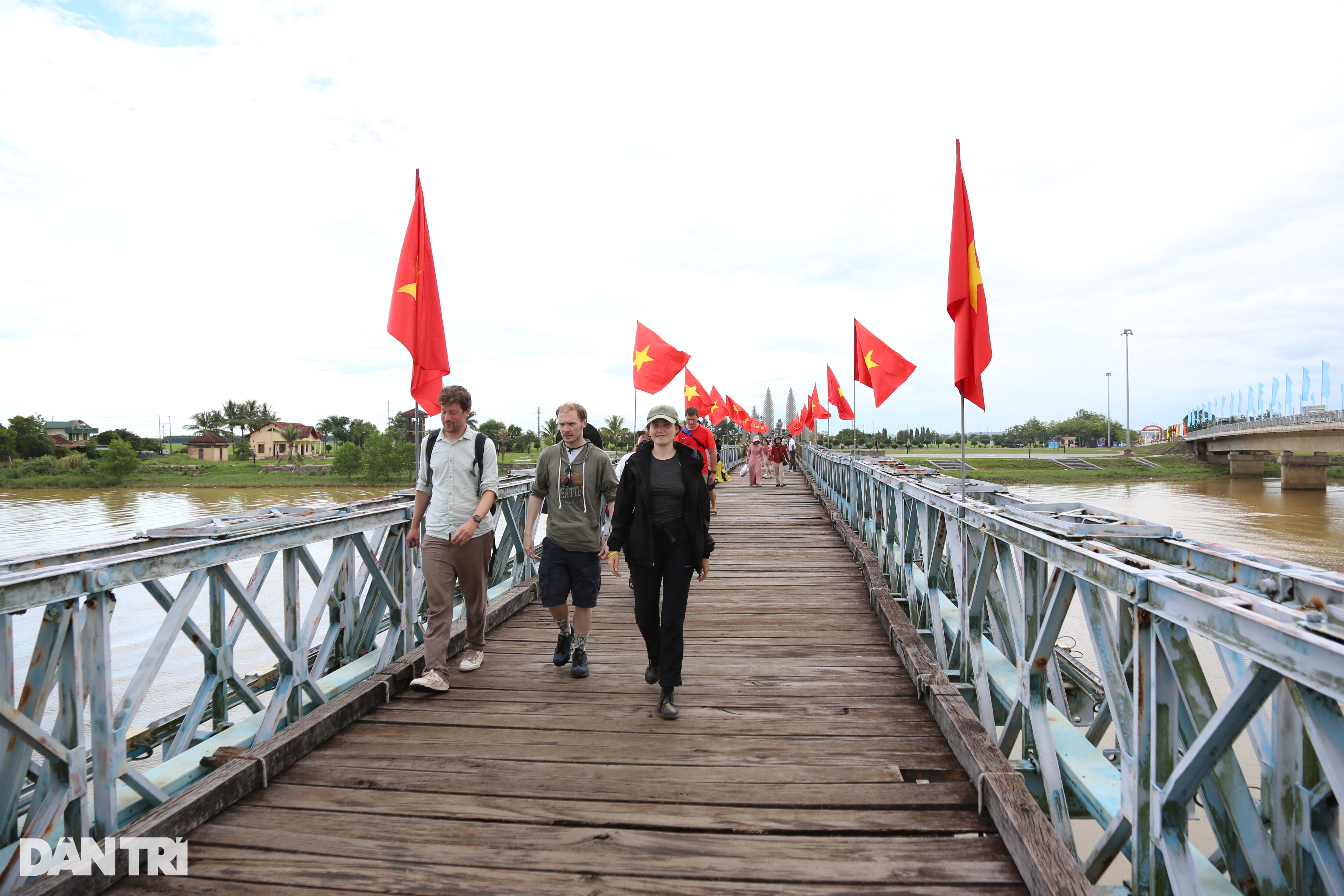 View - Những màn chọi cờ, đấu loa mang khát vọng hòa bình ở vĩ tuyến 17 | Báo Dân trí