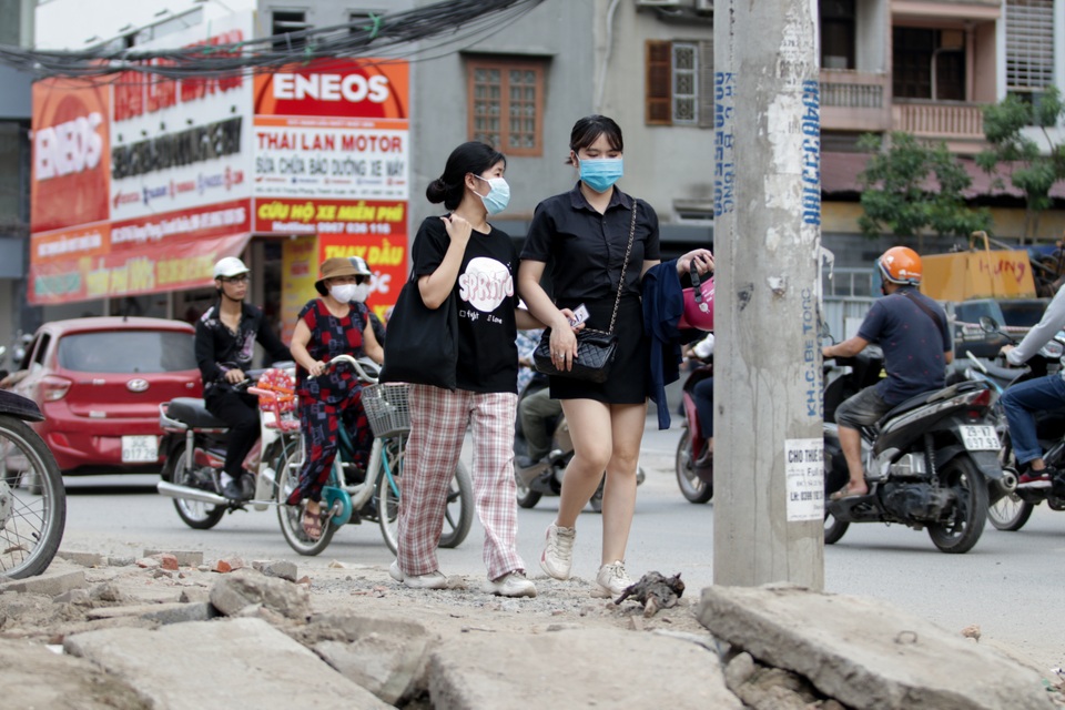 Hà Nội: Hãi hùng cảnh cạm bẫy giăng khắp nơi trên con đường đang mở rộng - 9 Hà Nội: Hãi hùng cảnh cạm bẫy giăng khắp nơi trên con đường đang mở rộng - 9