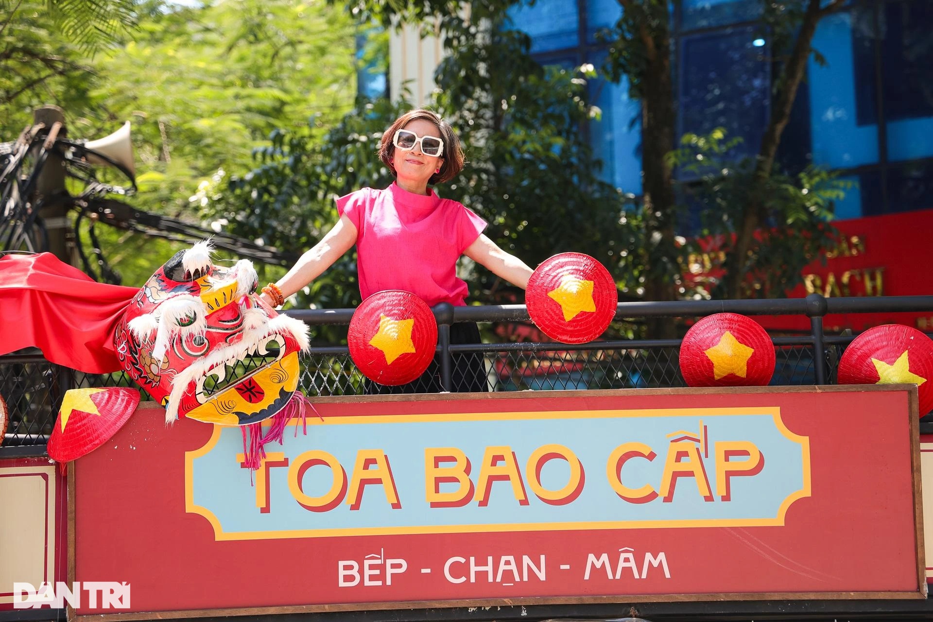 Người Hà Nội thích thú check-in với toa tàu bao cấp gợi nhớ thời gian khó - 9