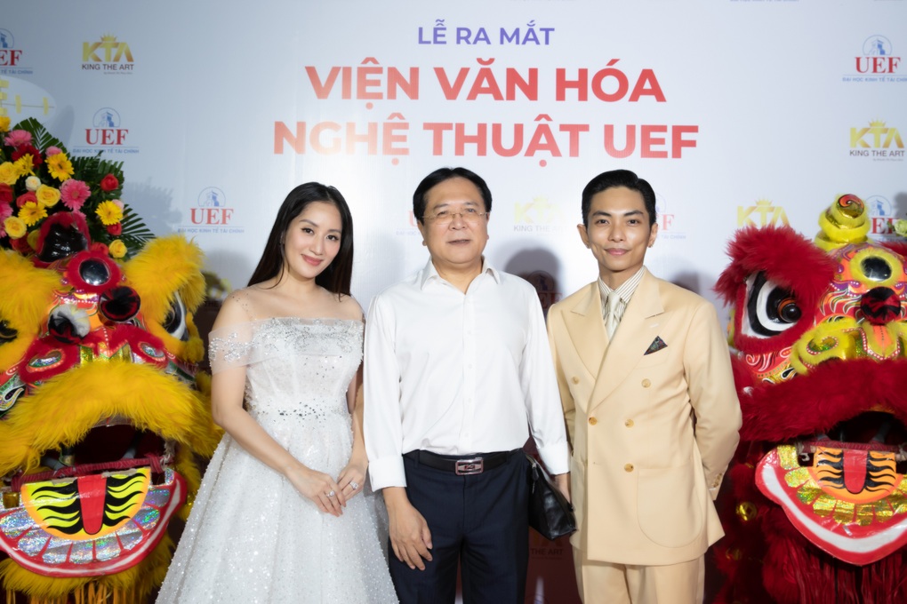 NSND Vương Duy Biên đến chúc mừng Khánh Thi.jpg