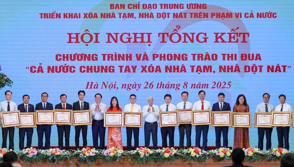 Agribank received a certificate of merit from the Prime Minister for joining hands to eliminate dilapidated houses - 1 Agribank nhận bằng khen của Thủ tướng nhờ chung tay xóa nhà dột nát - 1