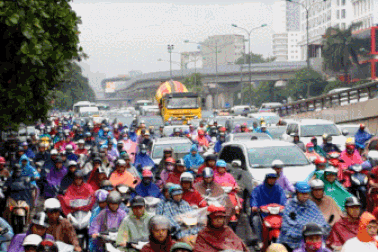 Đường phố Hà Nội ùn tắc nghiêm trọng sau trận mưa lớn kéo dài