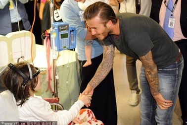 Vừa tới Australia, Beckham đã tới thăm những “bệnh nhân nhí”