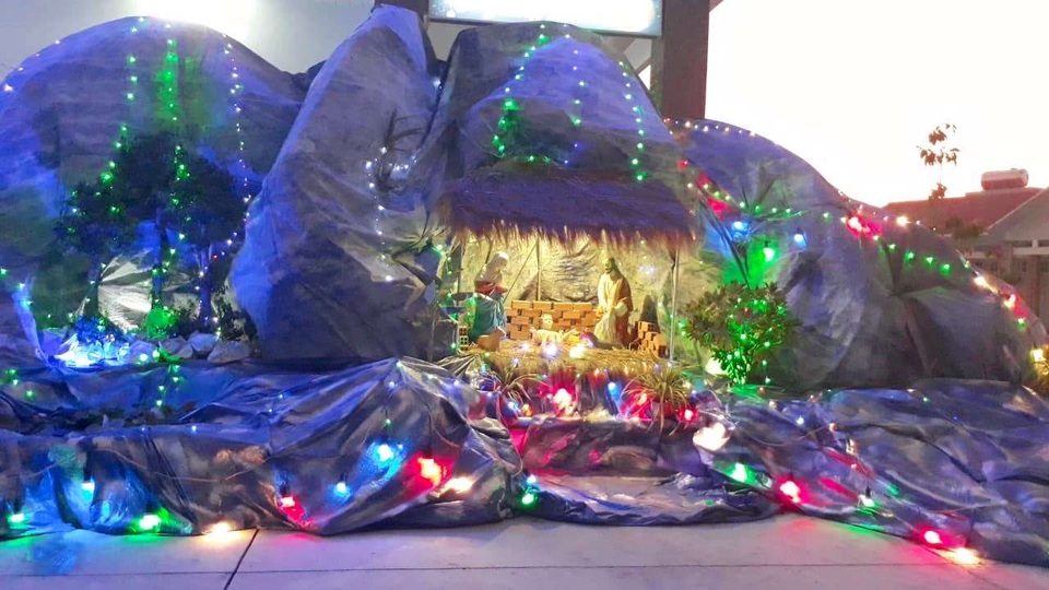 Các nhà thờ trang trí bắt mắt, đường phố đông nghịt người vui chơi đêm Noel - 18 Các nhà thờ trang trí bắt mắt, đường phố đông nghịt người vui chơi đêm Noel - 18