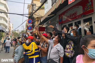 Những chiếc điện thoại xấu xí tại lễ tang nghệ sĩ