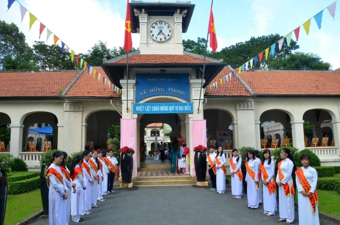 Trường chuyên là niềm mơ ước của nhiều bậc phụ huynh và học sinh.