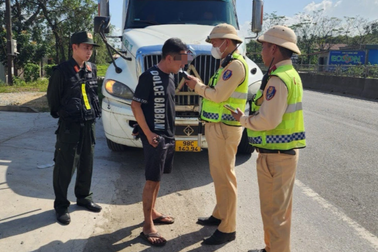 Tài xế lái xe container trên quốc lộ 1 vi phạm nồng độ cồn mức kịch khung