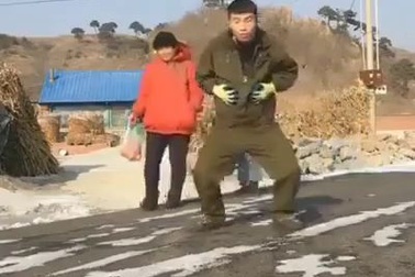 Chàng trai với khả năng điều khiển... đầu cực ảo diệu