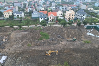 Doanh nghiệp xây trường học đổ đất thải tràn lan vỉa hè dân cư