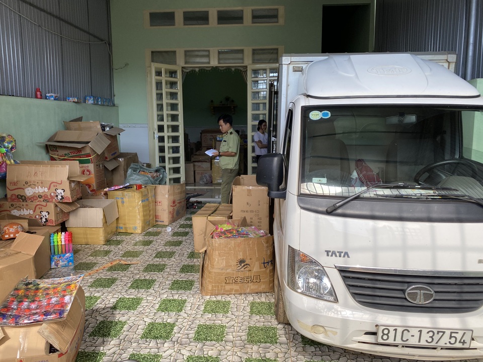 Phát hiện kho chứa hơn 7.000 sản phẩm đồ chơi trẻ em nhập lậu - 1 Phát hiện kho chứa hơn 7.000 sản phẩm đồ chơi trẻ em nhập lậu - 1