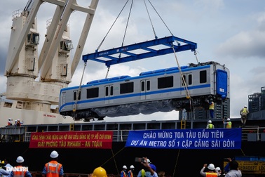 Đoàn tàu metro số 1 được xếp dỡ như thế nào?